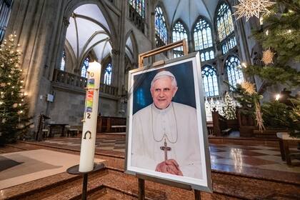 Una imagen del Papa Emérito Benedicto XVI se encuentra en la Catedral de San Pedro en Ratisbona