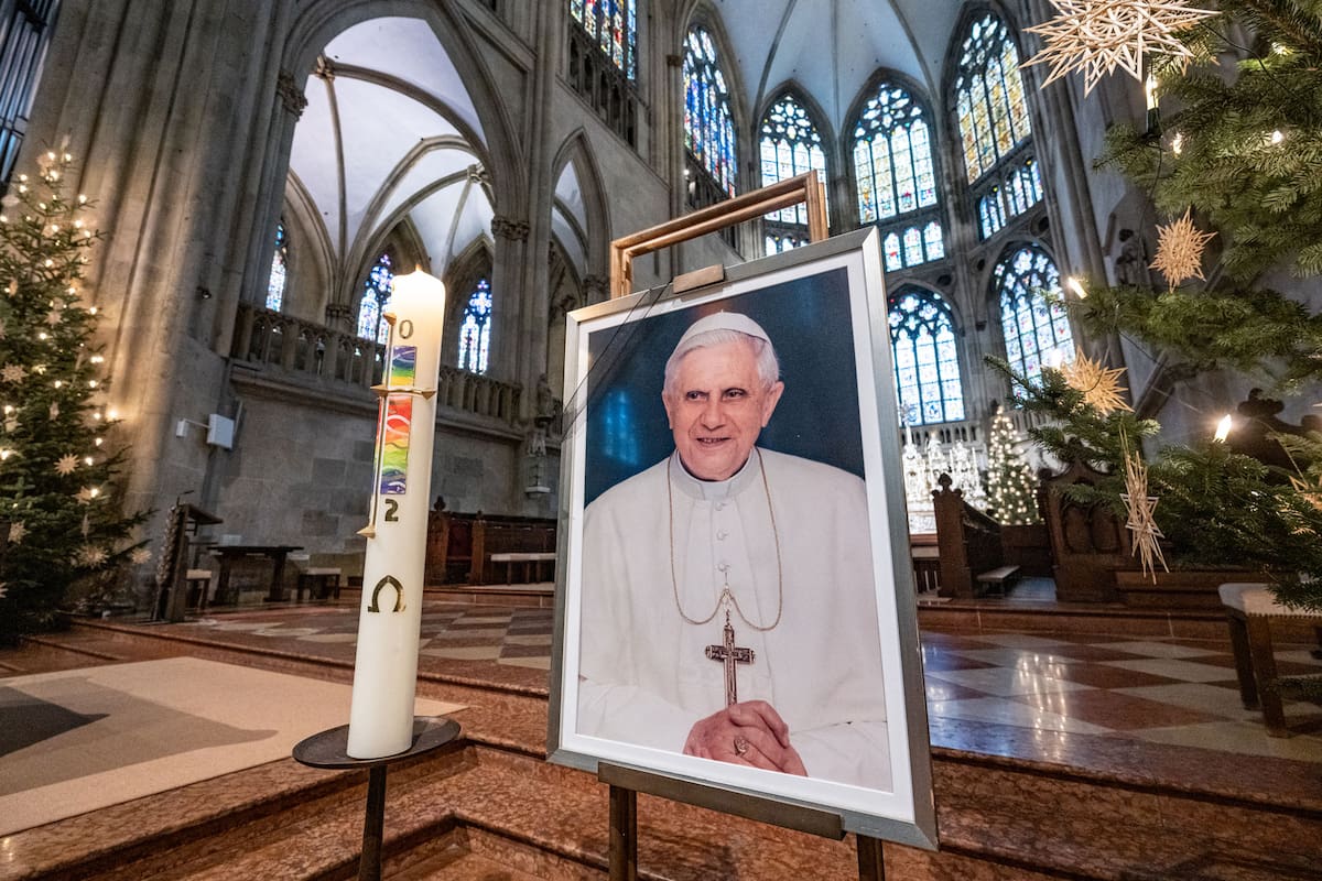 Una imagen del Papa Emérito Benedicto XVI se encuentra en la Catedral de San Pedro en Ratisbona