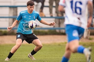 El violento pelotazo de un defensor causó un choque de autos en la ruta: fútbol uruguayo en estado puro