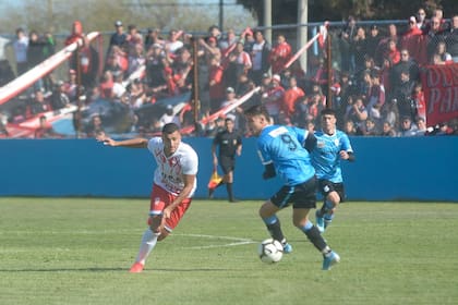Una imagen del partido entre San Francisco y Huracán, con hinchadas de ambos clubes