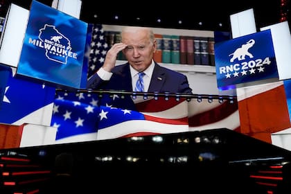 Una imagen del presidente Joe Biden se proyecta en una pantalla, en la última noche dela Convención Nacional Republicana de 2024 en el Fiserv Forum, el jueves 18 de julio de 2024, en Milwaukee. (AP Foto/Carolyn Kaster)