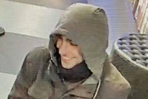 Una imagen del principal sospechoso por el crimen del CEO en Nueva York, sin máscara
