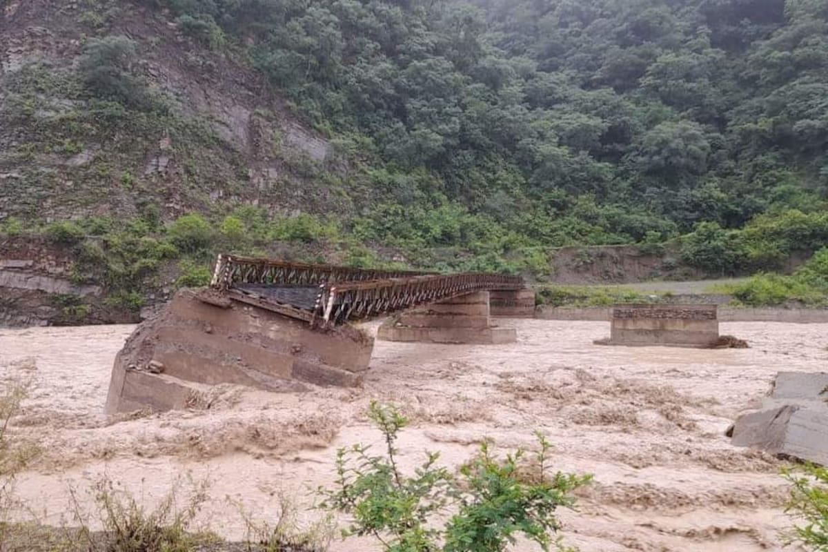 Una imagen del puente bailey que se cayó