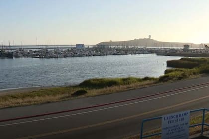 Una imagen del puerto desde donde los amigos salieron a pescar con sus kayaks
