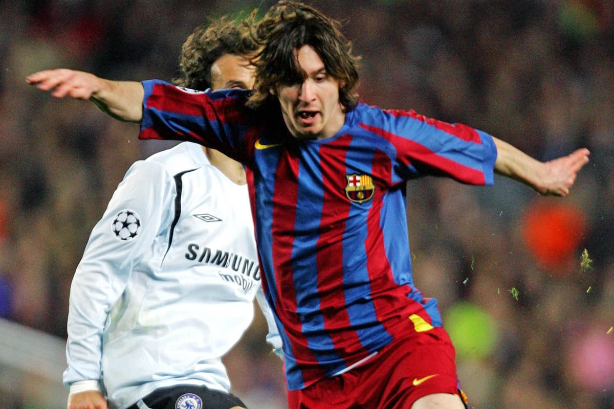 Una imagen del recuerdo: Lionel Messi y uno de sus primeros encuentros ante Chelsea, en la Champions 2006, seguido por Ricardo Carvalho