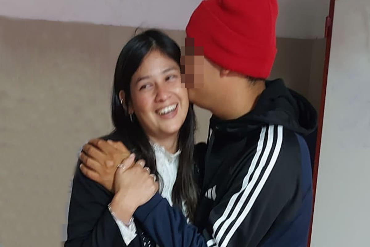 Una imagen del reencuentro: Adrián besa a su hermana Yamila después de 14 años