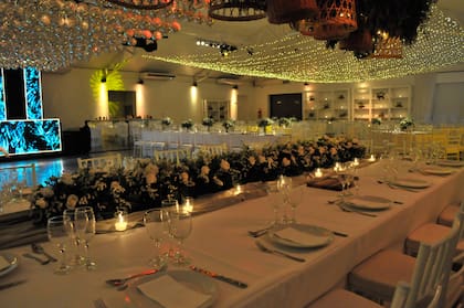 Una imagen del salón ambientado donde comieron el plato principal y estaba ubicada la pista de baile.