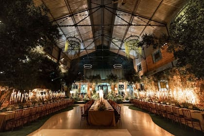 Una imagen del salón donde se sirvió el banquete, con mesas imperiales para 40 personas decoradas con manteles de terciopelo.