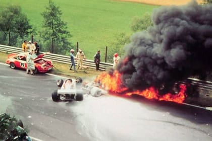 Una imagen del tremendo accidente de Niki Lauda, el 1 de agosto de 1976