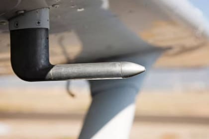 Una imagen del tubo Pitot, que integra el sistema pitot, que registra la presión del aire de la nave, lo que se traduce en la información sobre la velocidad aerodinámica del avión