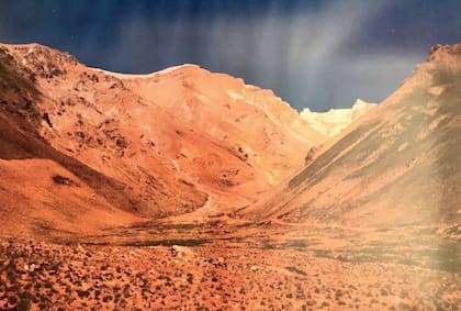 Una imagen del Valle de Las Leñas Amarillas tomada en enero de 1982, poco antes de comenzar las obras. Lowenstein compró la propiedad a Bunge&Born, quienes también habían pensado construir un centro de esquí. "No lo hicieron porque el día que firmaron la escritura fue el mismo día que secuestraron a los hermanos Born... ¡y mandaron todo a la mierda!", cuenta Tito.