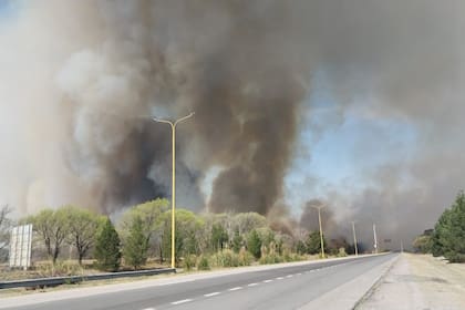 Una imagen desde la ruta 7 con el campo en llamas