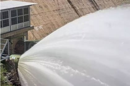 Una imagen deslumbrante: abrieron las válvulas del Dique San Roque y se formó “la cola de la novia”