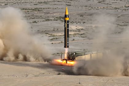 Una imagen difundida por el régimen de Irán de la prueba de su nuevo misil balístico Khorramshahr-4