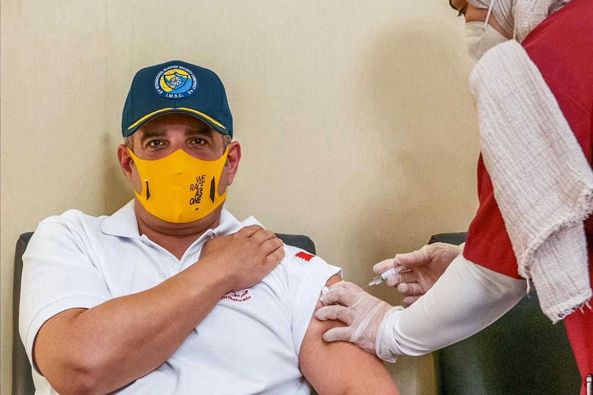 Una imagen distribuida publicada por la agencia oficial de noticias de Bahrein el 16 de septiembre de 2020 muestra al príncipe heredero, el jeque Salman bin Hamad Al-Khalifa, ofreciéndose como voluntario para recibir una dosis en la tercera fase de la vacuna contra el coronavirus desarrollada por la