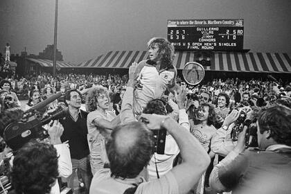 Una imagen emblemática de Guillermo Vilas, tras ganar el US Open de 1977