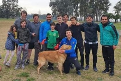 Una imagen en Maipú, con Carlos Tevez rodeado de un concejal y su familia y amigos