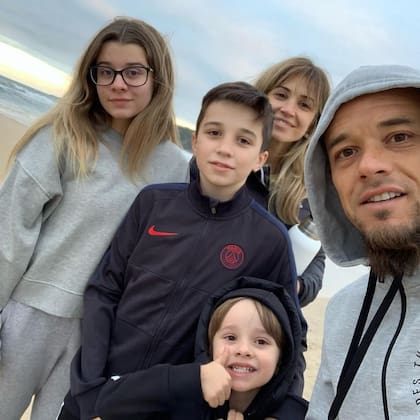 Una imagen familiar de Andrés D'Alessandro, a comienzos de 2020 en Porto Alegre, con su mujer y sus tres hijos