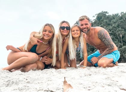 Una imagen familiar de la familia Assmann: Fabián y Melina con sus hijas, Isabella e Indiana