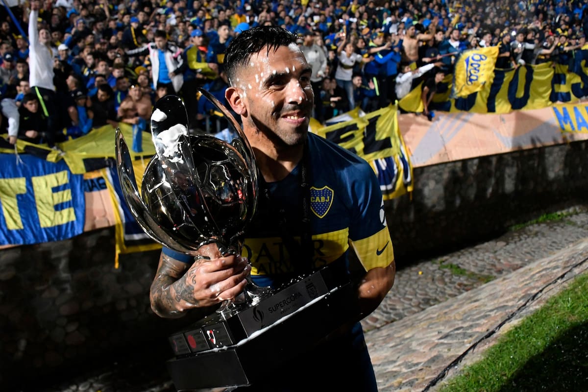 Una imagen familiar para el Apache a lo largo de su carrera: un trofeo en sus manos