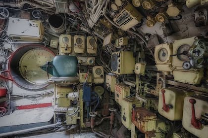 Una imagen fascinante del punto de información central del submarino, que albergaba las suites de radar y sonar y el control de lastre