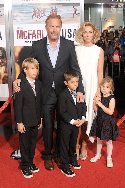 Una imagen feliz del matrimonio hace unos años, con sus tres hijos
Cayden Wyatt (16), Hayes Logan (14) y Grace Avery (13).