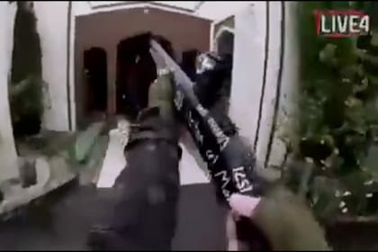 Una imagen fija tomada del video muestra que ingresa a una mezquita en Christchurch, Nueva Zelanda, el 15 de marzo de 2019.
