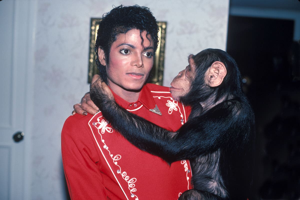 Imagen de la película "Michael", el cantante junto a su chimpancé Bubbles