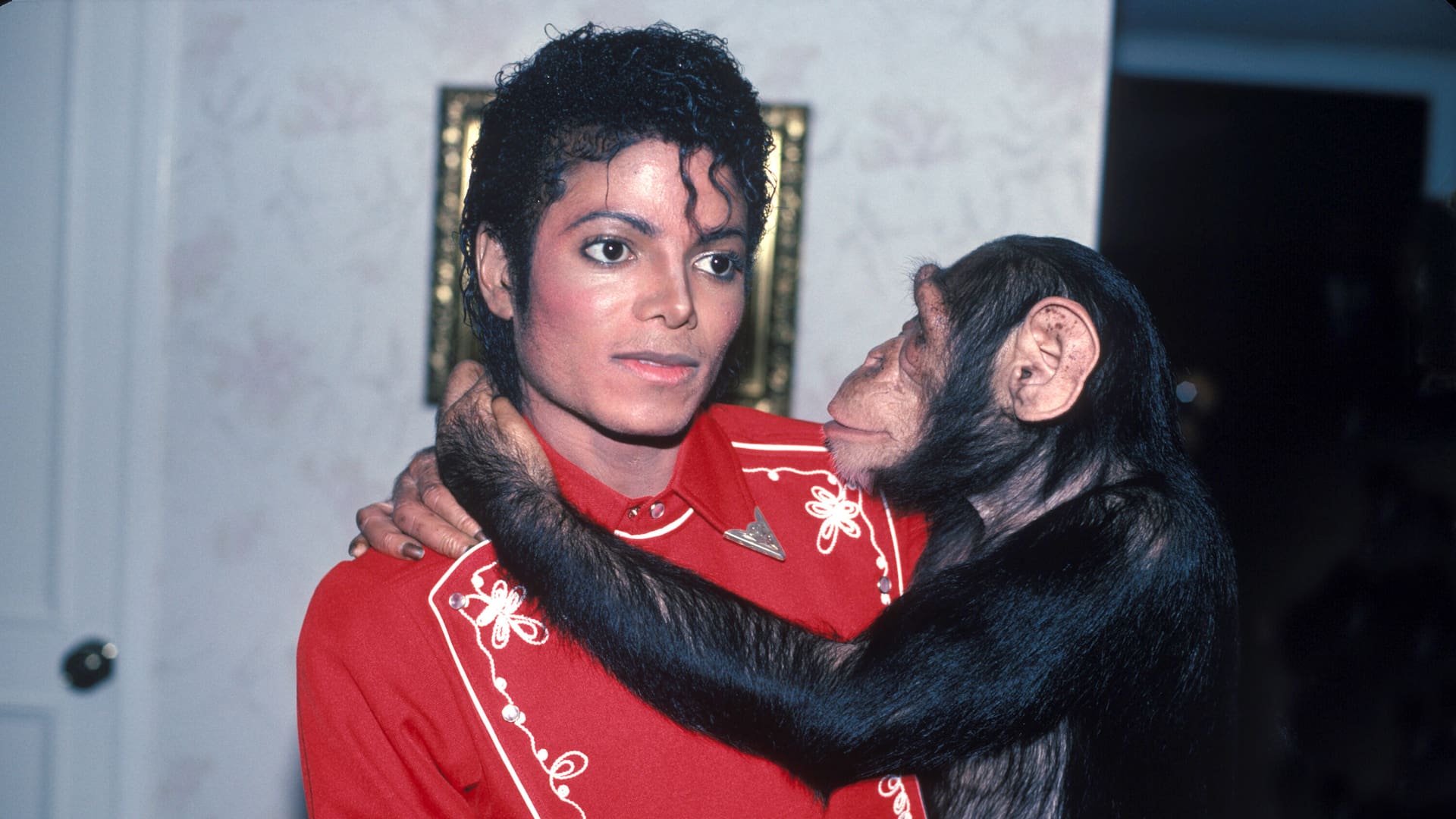 Imagen de la película "Michael", el cantante junto a su chimpancé Bubbles