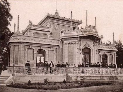 Una imagen histórica del edificio de estilo Art Nouveau en sus tiempos de esplendor, antes de quedar abandonado por varios años.