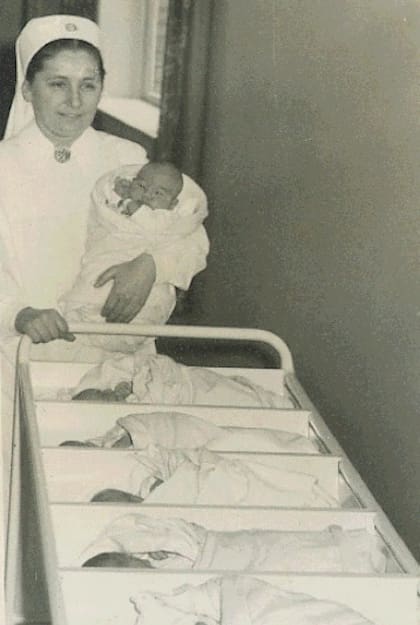 Una imagen histórica: el "carro cunero", en la maternidad de Mater Dei