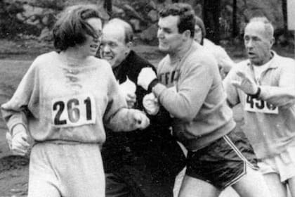 Una imagen histórica: Jock Semple quiere sacar a Switzer (261) de la maratón de Boston de 1967, pero Tom Miller, su novio, lo evita