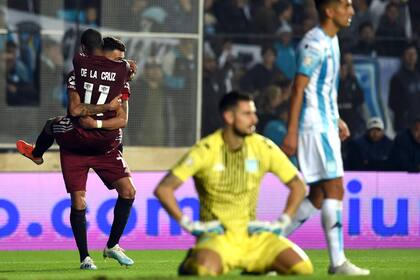 Una imagen icónica del partido: Racing sufre, River festeja.