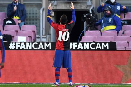 Una imagen icónica: Lionel Messi, en Barcelona, pero con la camiseta "10" de Newell's que alguna vez vistió Diego Maradona, en aquel homenaje de noviembre de 2020 ante Osasuna
