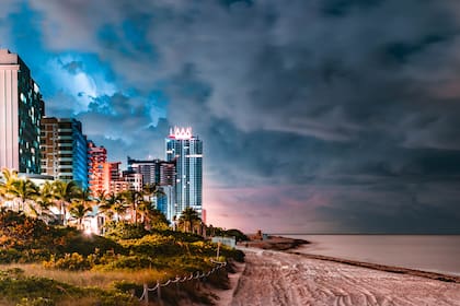 Una imagen ilustrativa de nubes de tormenta que se avecinan hacia Miami