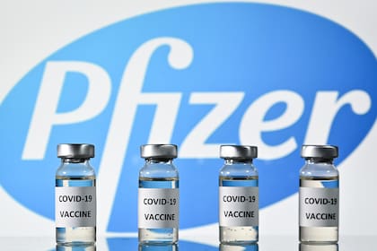 Una imagen ilustrativa muestra viales con etiquetas adhesivas de la vacuna Covid-19, con el logotipo de la compañía farmacéutica estadounidense Pfizer, el 17 de noviembre de 2020