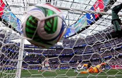 Una imagen impactante de uno de los goles de Folarin Balogun a Paraguay