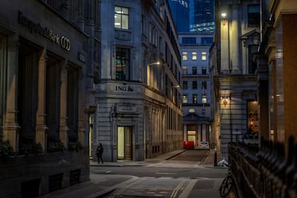 Una imagen inédita de la City de Londres, en lo que sería la hora pico, ayer, sin tránsito y sin personas