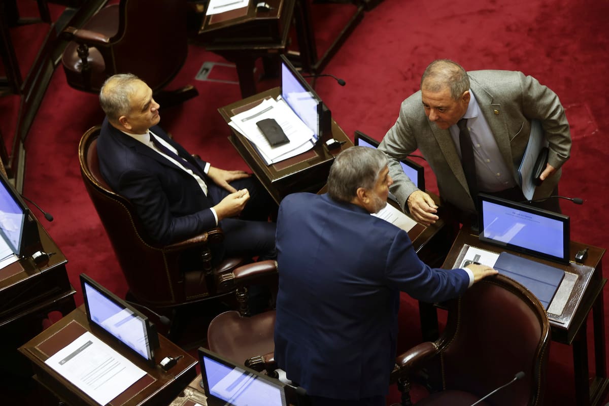 Una imagen inédita en el Senado: el kirchnerista José Mayans dialoga en el recinto con el macrista Alfredo De Angeli