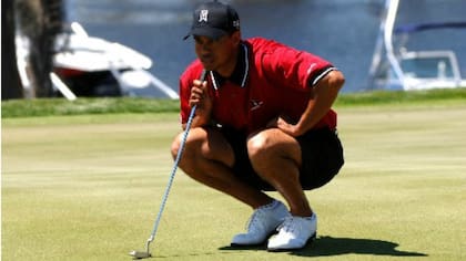 Una imagen inusual: Tiger Woods, con pantalones cortos en un torneo