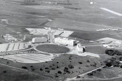 Una imagen más cercana del aeropuerto cuando ya estaba operativo; puede observarse la diferencia con la imagen principal, por la plantación de árboles para evitar el impacto ecológico que produjo la construcción