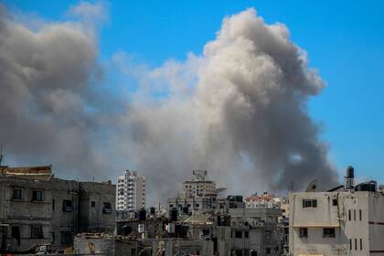 Una imagen muestra humo ondeando después del bombardeo israelí en las cercanías del hospital Al-Shifa en la ciudad de Gaza el 23 de marzo de 2024, en medio de batallas en curso entre Israel y el grupo militante Hamas