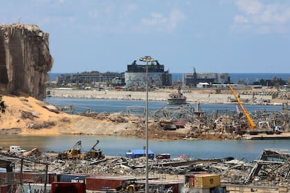 Una imagen muestra la destrucción en el puerto de Beirut el 11 de agosto de 2020 tras una enorme explosión química que devastó gran parte de la capital libanesa el 4 de agosto