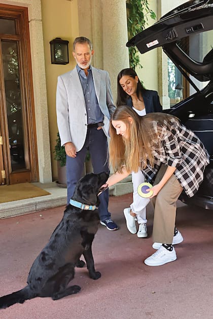 Una imagen muy especial, que demuestra el cariño de la Infanta por los animales.