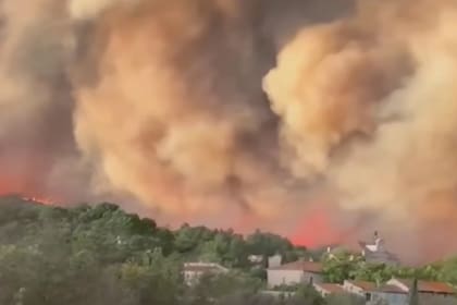 Una imagen panorámica del incendio forestal en Francia