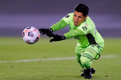 Una imagen para el álbum familiar: Enzo Pérez se tira y despeja un remate al córner