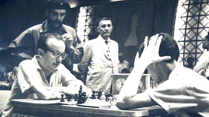 Una imagen para el recuerdo: en el Magistral Casablanca de 1964, Héctor Rosseto en una partida con el cubano García, ante la atenta mirada del Che