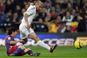 Una imagen para enmarcar: Lionel Messi, desde el césped, lucha contra Zinedine Zidane, el 19 de noviembre de 2005