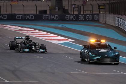 Una imagen para siempre en la Fórmula 1: el Mercedes de Hamilton detrás del Safety Car; luego vendría el sobrepaso de Verstappen