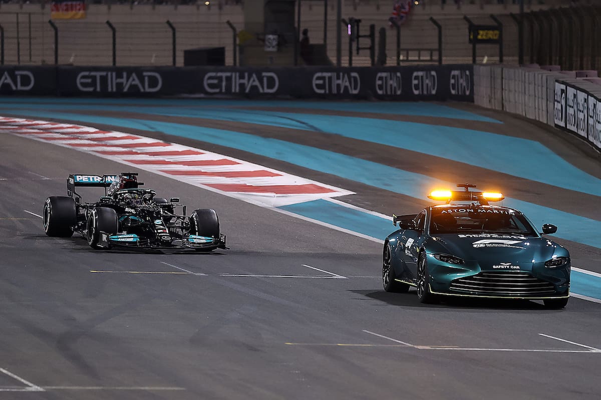 Una imagen para siempre en la Fórmula 1: el Mercedes de Hamilton detrás del Safety Car; luego vendría el sobrepaso de Verstappen